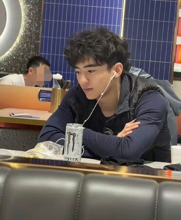 ▲▼謝霆鋒18歲長子滑雪被巧遇!網讚「從小帥到大」。(圖/翻攝自微博)