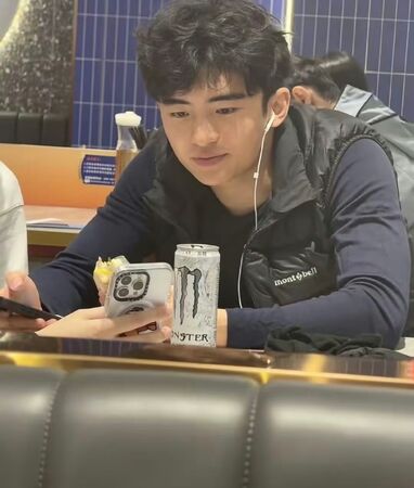 ▲▼謝霆鋒18歲長子滑雪被巧遇!網讚「從小帥到大」。(圖/翻攝自微博)