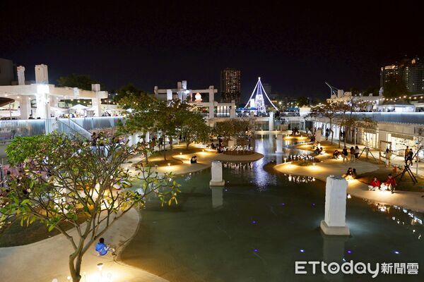 ▲台南聖誕燈節中西區運河河樂燈區14日晚間點燈,市長黃偉哲與貴賓、民眾一同倒數,點亮象徵祝福的聖誕樹。(記者林東良翻攝,下同)