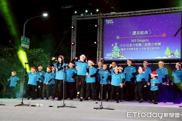 ▲台南聖誕燈節中西區運河河樂燈區14日晚間點燈,市長黃偉哲與貴賓、民眾一同倒數,點亮象徵祝福的聖誕樹。(記者林東良翻攝,下同)