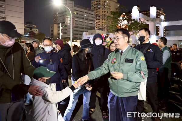 ▲台南聖誕燈節中西區運河河樂燈區14日晚間點燈,市長黃偉哲與貴賓、民眾一同倒數,點亮象徵祝福的聖誕樹。(記者林東良翻攝,下同)