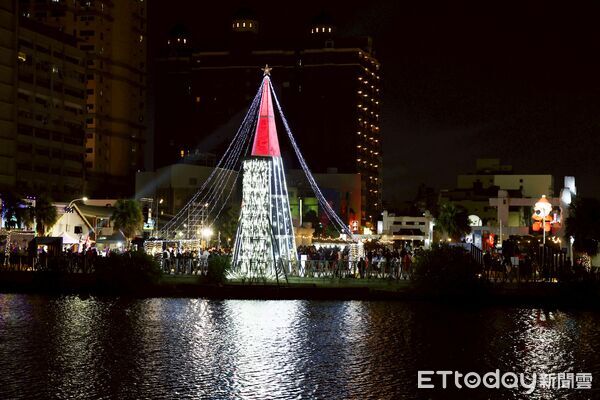▲台南聖誕燈節中西區運河河樂燈區14日晚間點燈,市長黃偉哲與貴賓、民眾一同倒數,點亮象徵祝福的聖誕樹。(記者林東良翻攝,下同)
