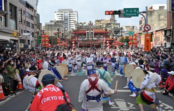 ▲桃園景福宮前人潮擠爆,觀看日本阿波舞演出