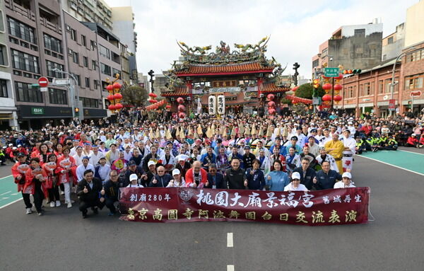 ▲桃園景福宮前人潮擠爆,觀看日本阿波舞演出