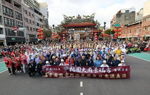 ▲桃園景福宮前人潮擠爆,觀看日本阿波舞演出