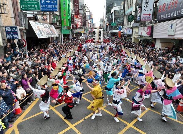 ▲桃園景福宮前人潮擠爆,觀看日本阿波舞演出