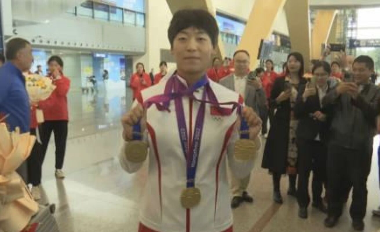 ▲王莉在2023年與隊友一同於亞運龍舟賽事中奪下三面金牌。(圖/翻攝極目新聞)