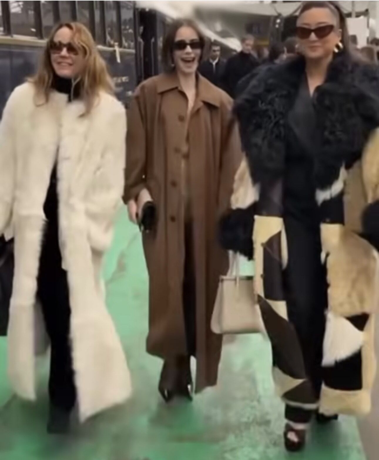 ▲▼ 艾蜜莉在巴黎 。(圖/翻攝IG)