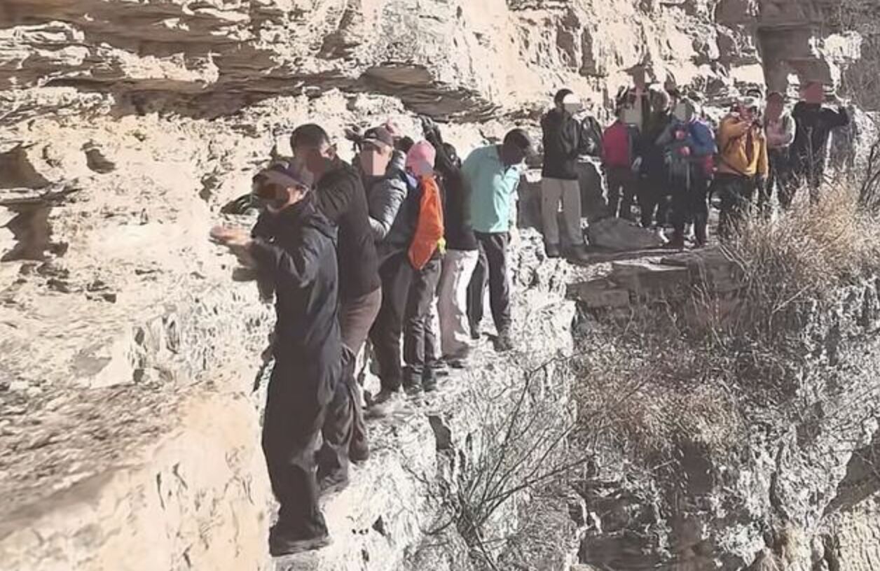 ▲登山客無防護裝備攀爬北京一處山崖峭壁,讓人看了膽戰心驚。(圖/翻攝縱覽新聞)