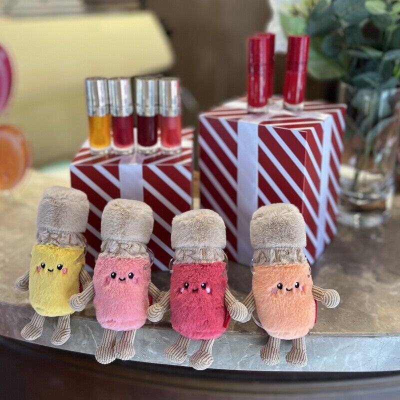 為什麼美妝界開始流行出盲盒?克蘭詩、肌膚之鑰、雅詩蘭黛、巴黎卡詩、海洋拉娜…超療癒吊飾娃娃比萌