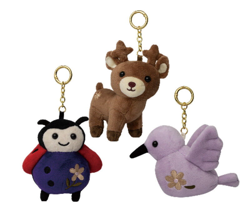 為什麼美妝界開始流行出盲盒?克蘭詩、肌膚之鑰、雅詩蘭黛、巴黎卡詩、海洋拉娜…超療癒吊飾娃娃比萌