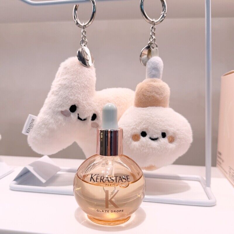 為什麼美妝界開始流行出盲盒?克蘭詩、肌膚之鑰、雅詩蘭黛、巴黎卡詩、海洋拉娜…超療癒吊飾娃娃比萌