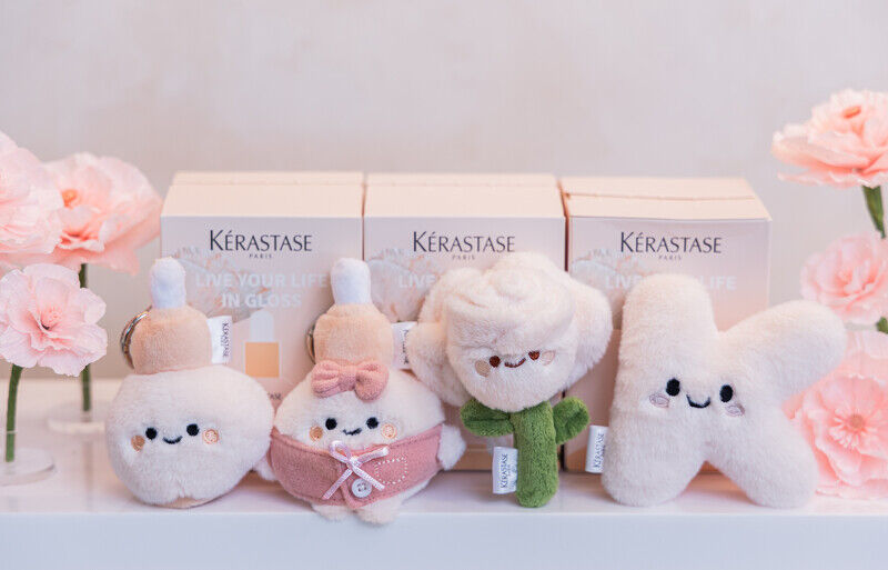 為什麼美妝界開始流行出盲盒?克蘭詩、肌膚之鑰、雅詩蘭黛、巴黎卡詩、海洋拉娜…超療癒吊飾娃娃比萌