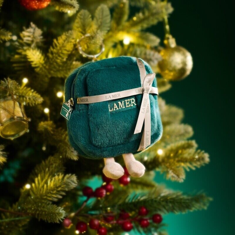 為什麼美妝界開始流行出盲盒?克蘭詩、肌膚之鑰、雅詩蘭黛、巴黎卡詩、海洋拉娜…超療癒吊飾娃娃比萌