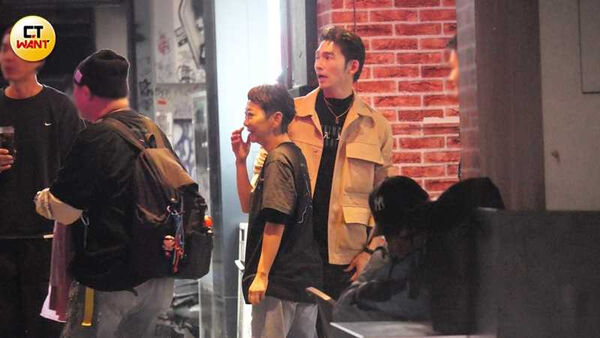 獨家/直擊汪小菲力挺好友李進良新作 孕妻馬筱梅曲線玲瓏會藏肚