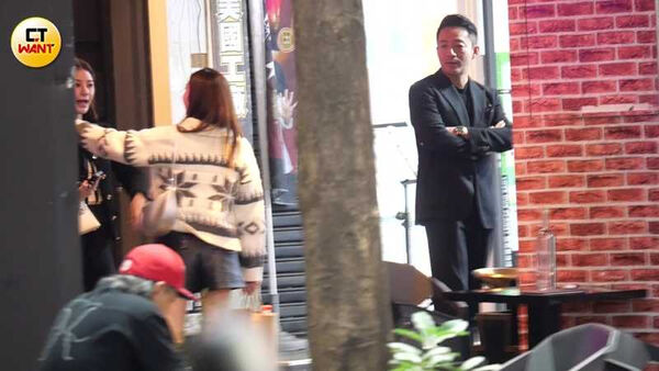 獨家/直擊汪小菲力挺好友李進良新作 孕妻馬筱梅曲線玲瓏會藏肚