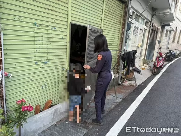▲枋寮警方陪男童返家。(圖/記者陳崑福翻攝)