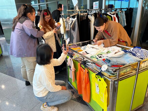 ▲田依甯與涂善存合體做公益。(圖/經紀人提供)