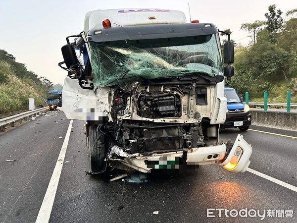 ▲▼ 國10「3大車追撞」車頭潰縮扁掉 現場畫面曝 。(圖/記者吳世龍翻攝)
