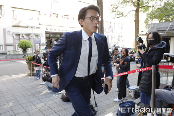 ▲▼台北地院審理京華城案,柯文哲、沈慶京、黃景茂、應曉薇等四名被告出庭辯論,民眾黨立委黃國昌、張啟楷也到院聲援。(圖/記者湯興漢攝)