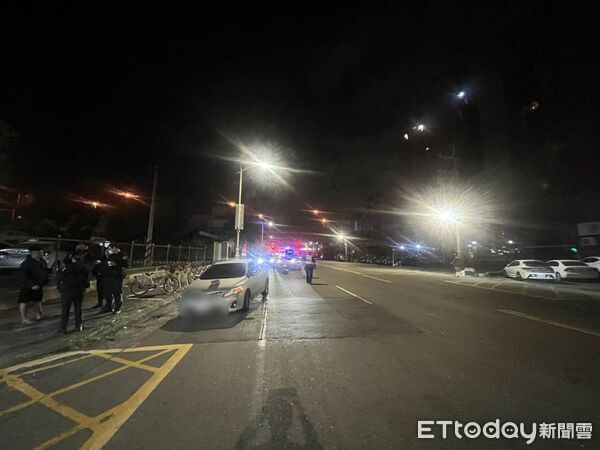 ▲▼李姓男子駕駛自小客車自撞電桿,警方到場處理,在車內副駕駛座上發現一枚毒品依托咪酯菸彈。(圖/記者吳世龍翻攝)