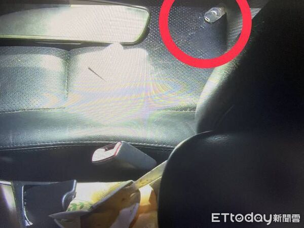 ▲▼李姓男子駕駛自小客車自撞電桿,警方到場處理,在車內副駕駛座上發現一枚毒品依托咪酯菸彈。(圖/記者吳世龍翻攝)