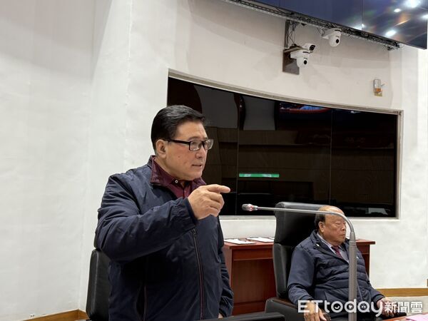 ▲蔡水游議員質詢縣府員工工作態度消極一事。(圖/記者鄭逢時攝)