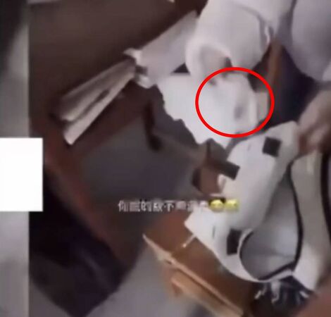 ▲某所高職學生對學生學用具抹大便灌馬桶水。(圖/翻攝自網路)