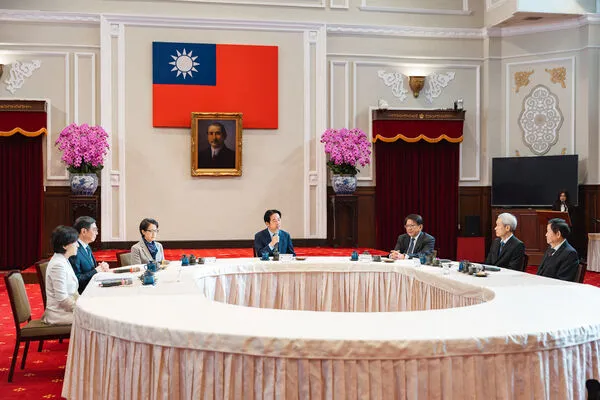 ▲▼總統賴清德邀請行政院長卓榮泰、考試院長周弘憲、行政院副院長鄭麗君、考試院副院長許舒翔,進行國政茶敘,副總統蕭美琴、總統府秘書潘孟安及副秘書長鄭俊昇也在座。(圖/總統府提供)