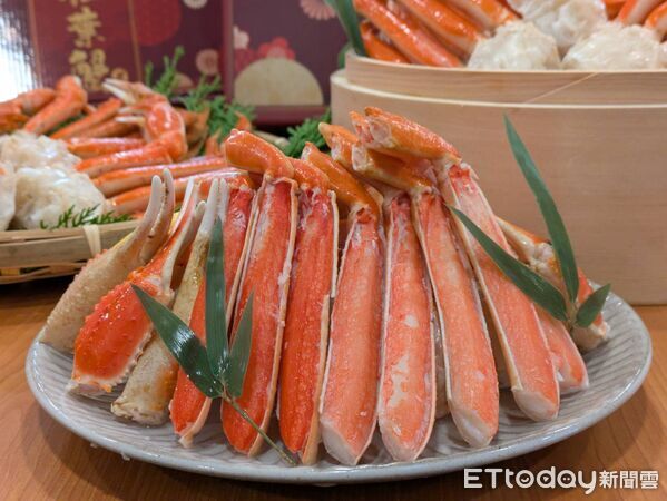 ▲台灣藏壽司首賣「2公斤松葉蟹年節禮盒」 今日起開放預購。(圖/記者黃士原攝)