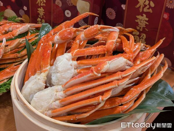 ▲台灣藏壽司首賣「2公斤松葉蟹年節禮盒」 今日起開放預購。(圖/記者黃士原攝)