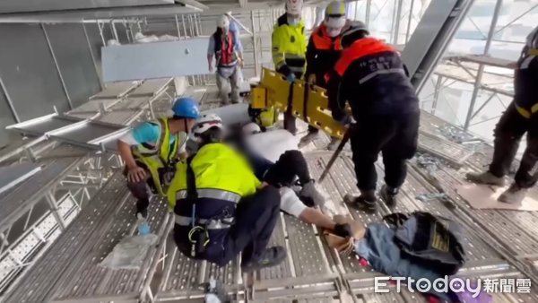 ▲▼新竹科學園區工地鷹架倒塌,3工人墜落送醫。(圖/記者楊永盛翻攝)