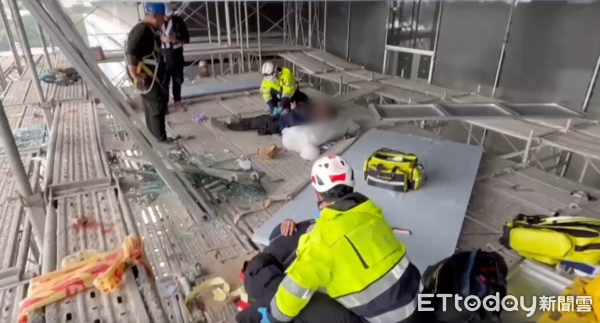 ▲▼新竹科學園區工地鷹架倒塌,3工人墜落送醫。(圖/記者楊永盛翻攝)