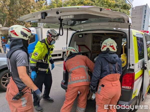 ▲▼新竹科學園區工地鷹架倒塌,3工人墜落送醫。(圖/記者楊永盛翻攝)