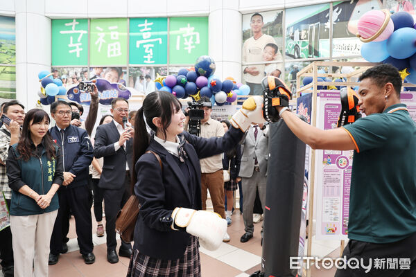 ▲台南市政府舉辦「2025年度國民健康業務成果展」,以「台南健康宇宙城」呈現公共衛生政策成果。(記者林東良翻攝,下同)
