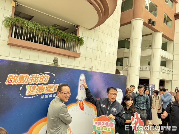▲台南市政府舉辦「2025年度國民健康業務成果展」,以「台南健康宇宙城」呈現公共衛生政策成果。(記者林東良翻攝,下同)