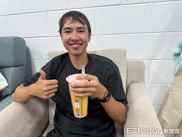 ▲麥肯納(Leo McKenna)愛上珍奶。(圖/記者楊舒帆攝)
