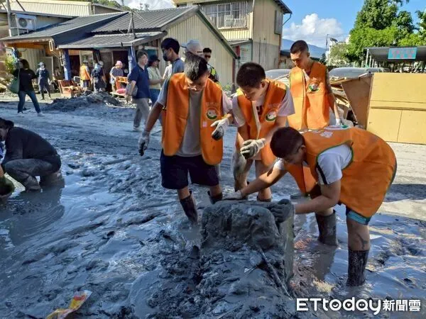 ▲花蓮馬太鞍溪淤泥富含自然礦物新資源,開啟地方材料再生與產業契機,圖為替代役男協助光復鄉災區清淤情形。(圖/內政部提供)