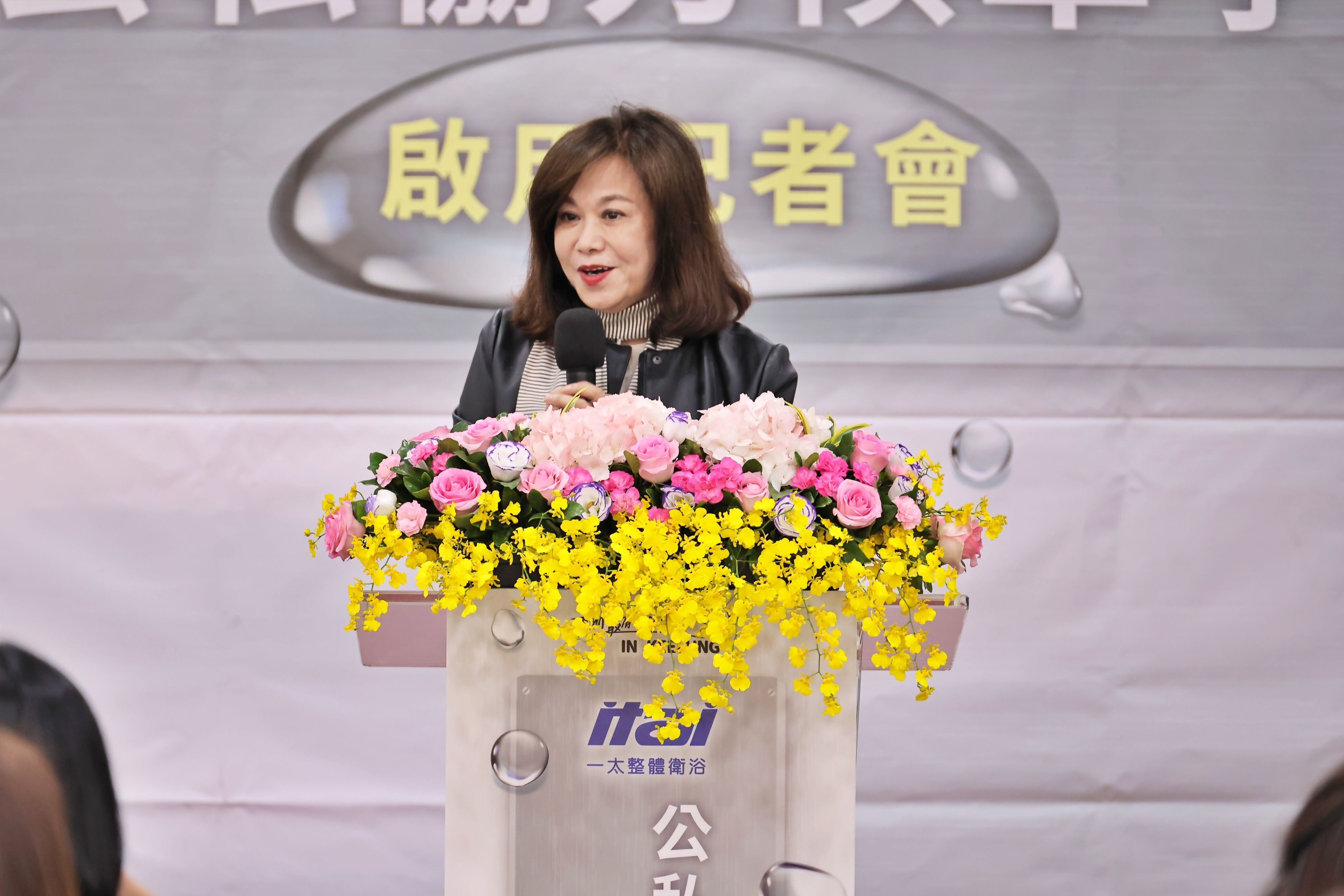 ▲基隆在地企業設計不鏽鋼候車亭 邱佩琳:把浴室舒適感帶進街道。(圖/記者郭世賢翻攝)