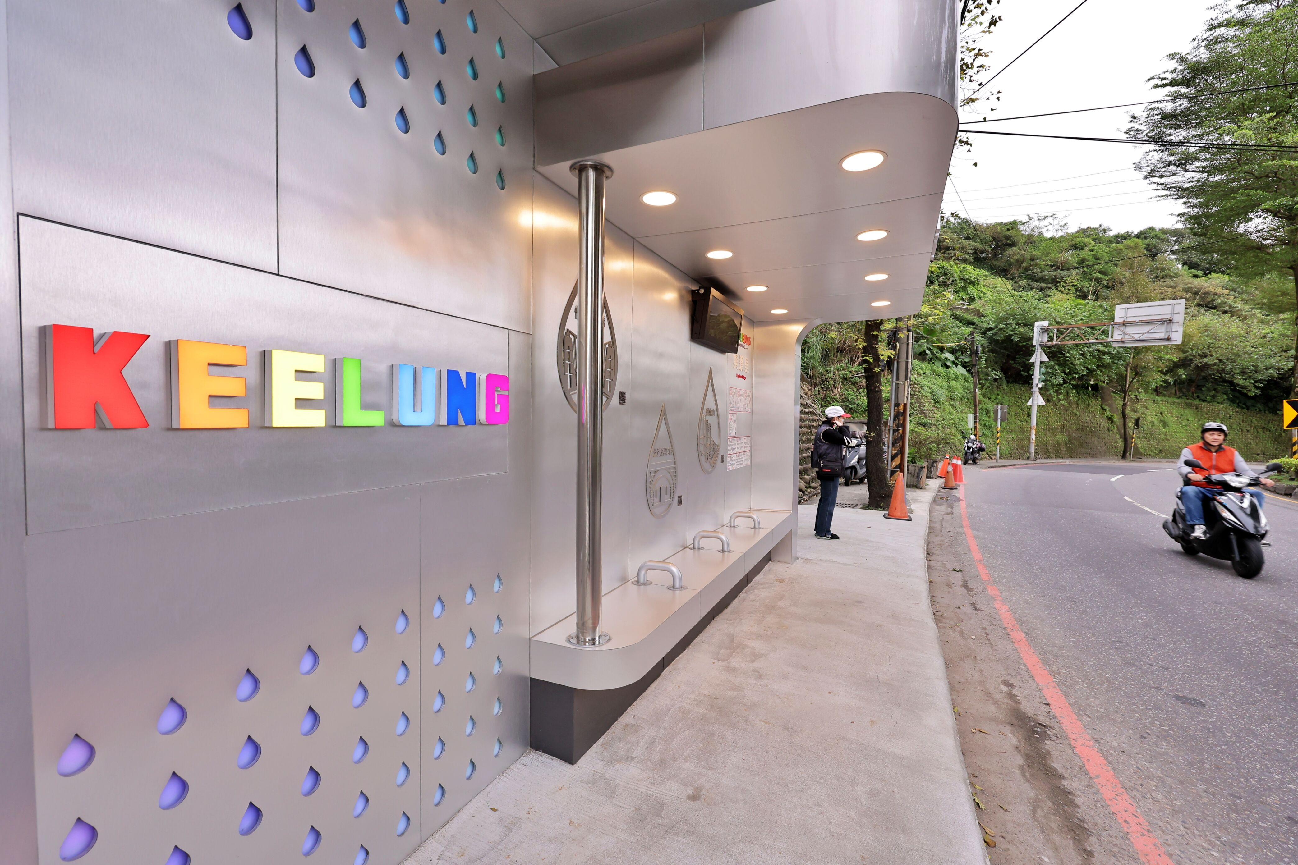 ▲基隆在地企業設計不鏽鋼候車亭 邱佩琳:把浴室舒適感帶進街道。(圖/記者郭世賢翻攝)