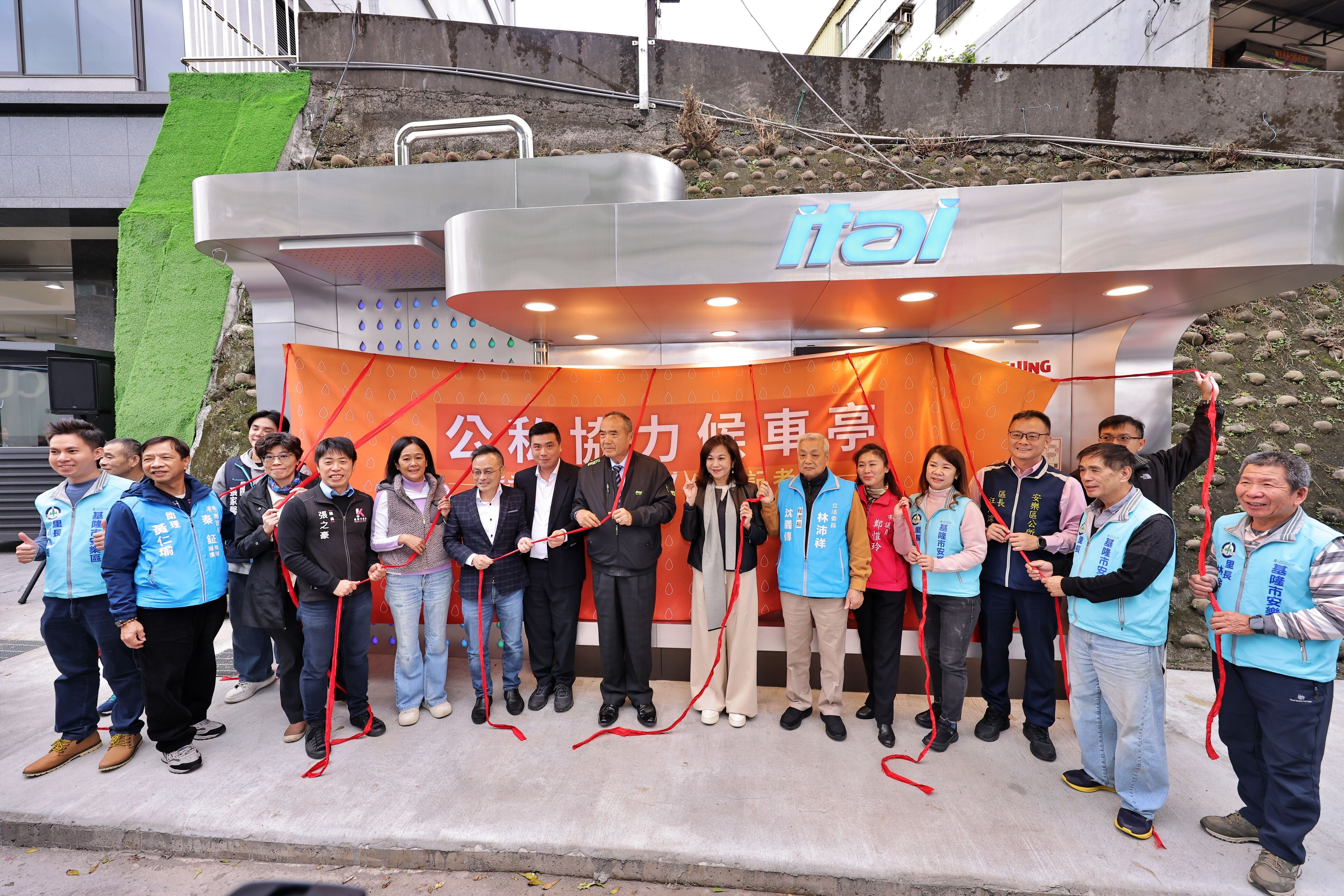 ▲基隆在地企業設計不鏽鋼候車亭 邱佩琳:把浴室舒適感帶進街道。(圖/記者郭世賢翻攝)