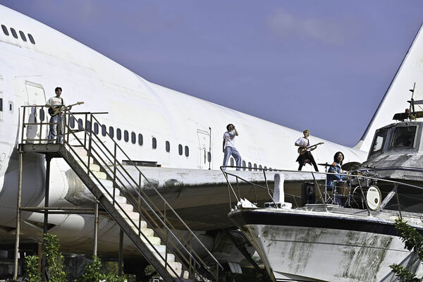 ▲▼ 帕拉斯PALLAS登五層樓高機翼拍攝。(圖/迷音樂提供)