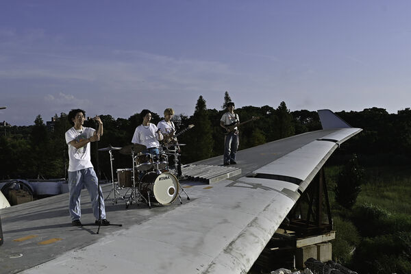 ▲▼ 帕拉斯PALLAS登五層樓高機翼拍攝。(圖/迷音樂提供)