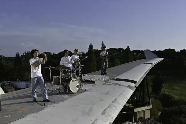 ▲▼ 帕拉斯PALLAS登五層樓高機翼拍攝。(圖/迷音樂提供)