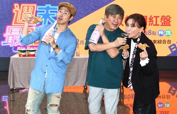 ▲▼《週末最強大》首集收視開紅盤,胡瓜、歐漢聲、陳亞蘭開心慶功 。(圖/華視提供)