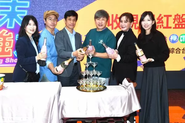 ▲▼《週末最強大》首集收視開紅盤,胡瓜、歐漢聲、陳亞蘭開心慶功 。(圖/華視提供)