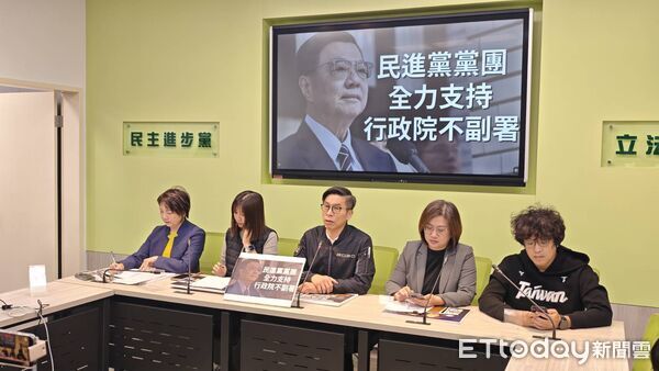 ▲▼民進黨團幹事長鍾佳濱、副幹事長范雲、副幹事長沈伯洋、書記長陳培瑜、副書記長張雅琳召開「支持行政院不副署」記者會,聲援行政院不副署決定。。(圖/記者黃國霖攝)