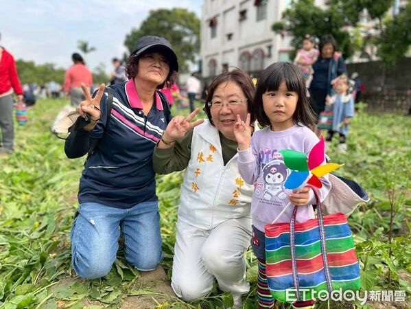 ▲▼ 114民雄花海與火車相遇 蹦出一場愛的火花 。(圖/民雄鄉公所提供)