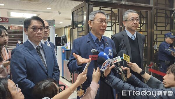 ▲▼涉犯京華城等案的柯文哲,今(15日)在台北地院首日言詞辯論結束後,受訪反擊檢方應該講事實、講證據,「而不是利用臆測在編故事」。(圖/記者黃哲民攝)