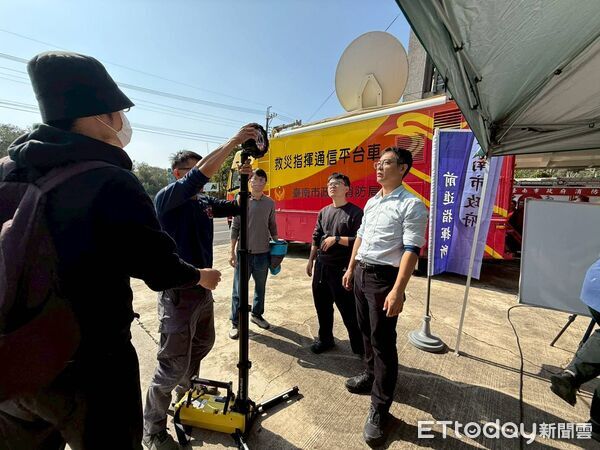 ▲台南市消防局第四救災救護大隊於左鎮分隊辦理救災指揮通信平台車暨前進指揮站實地訓練,強化偏遠地區災時通訊應變能力。(記者林東良翻攝,下同)